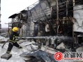 新疆无人居住的彩钢板房被烧毁剩一堆骨架　　